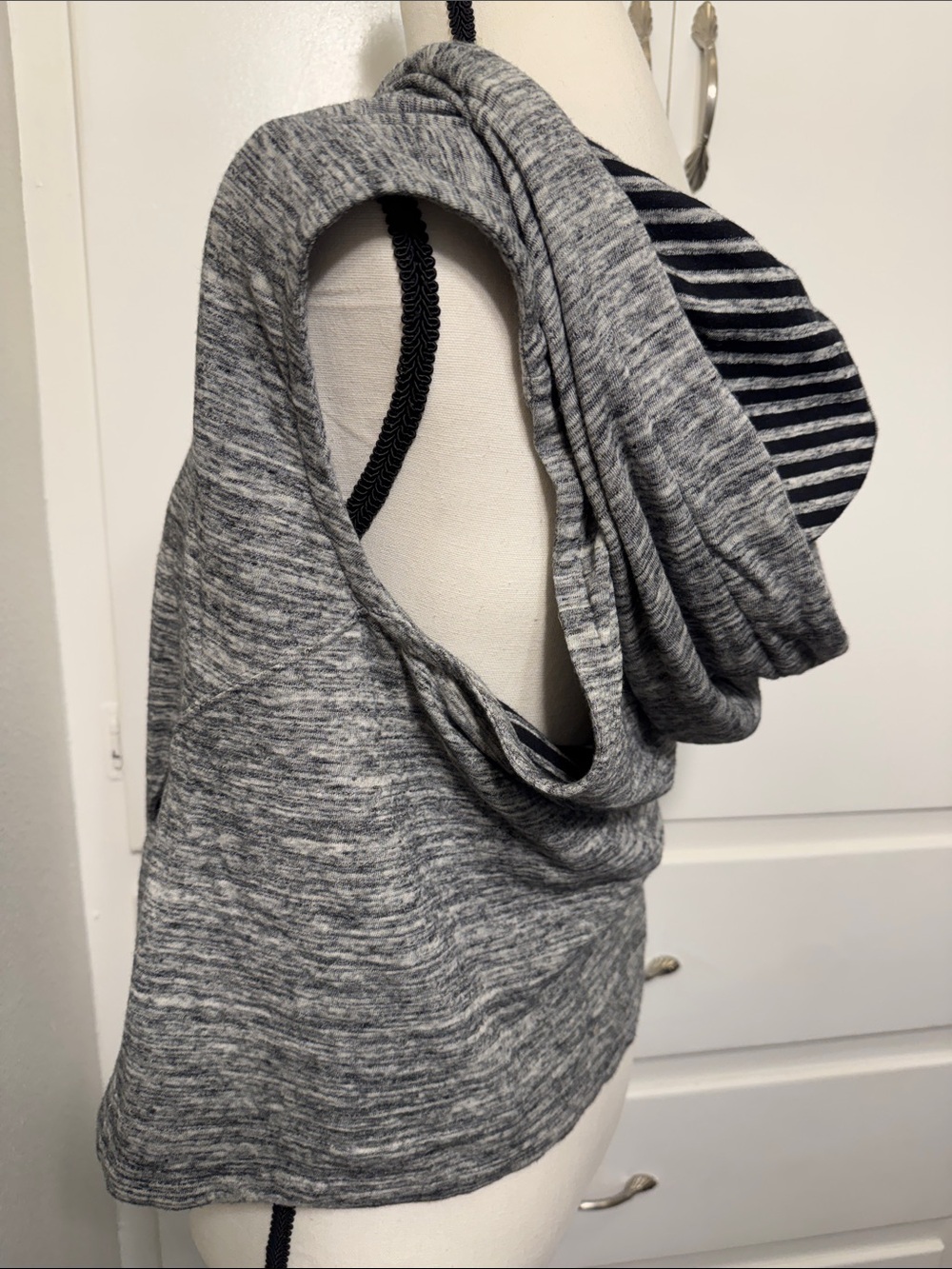 NWT Vince Camuto Gray Hooded Open-Front Sleeveless Sweatshirt - Picture 5 of 10